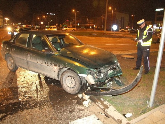 Opel vectra po uszkodzeniu dwóch innych aut na skrzyżowaniu ulic Czarnowskiej i Żelaznej w Kielcach.