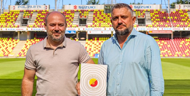 Moravia Morawica Klubem Partnerskim Korony Kielce. Na zdjęciu Marek Mierzwa i Krystian Kruk