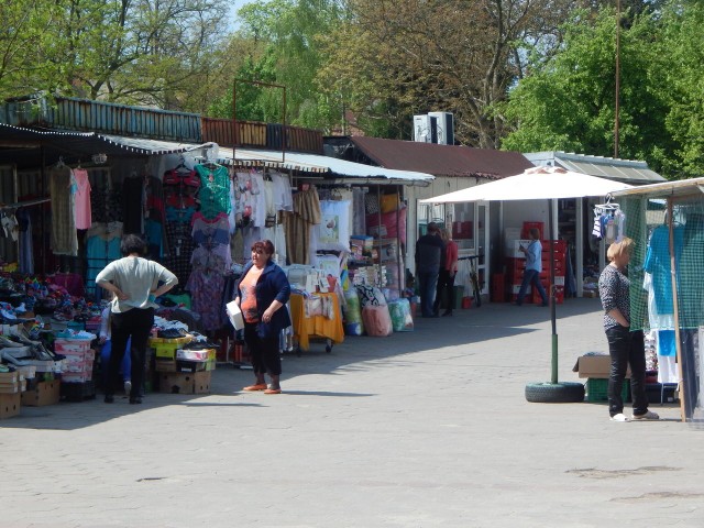 Stara część targowiska rzuca się w oczy. Sprzedawcy obawiają się, że znowu tu przezimują.