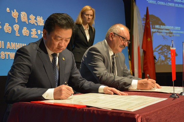 Marszałek Cezary Przybylski podpisał umowę o współpracy z chińskim regionem Anhui