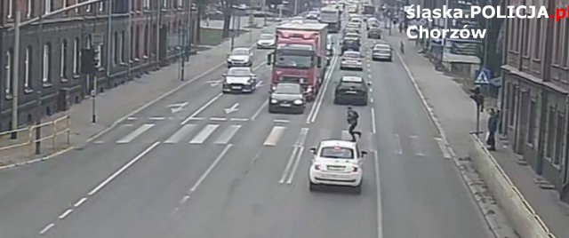 Młoda kobieta na czerwonym świetle na pasach, wbiegła wprost pod najeżdżający samochód.