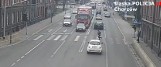 Kobieta wbiegła na pasy na czerwonym świetle w Chorzowie wprost pod jadący samochód. VIDEO 
