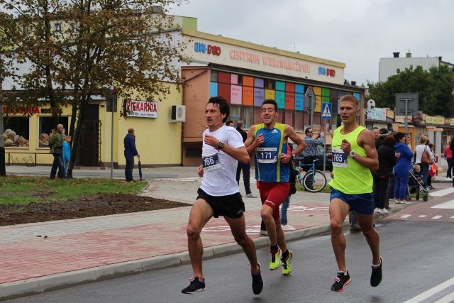 Dawid Kubiec (w środku) z Juventy Starachowice zajął trzecie miejsce w dobrze obsadzonym biegu „Gorzycka Piątka”