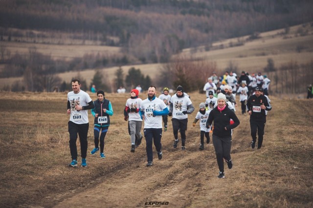 Uczestnicy Biegu Wilczym Tropem pokonają trasę biegnącą głównie po polach, łąkach wokół Bukowska