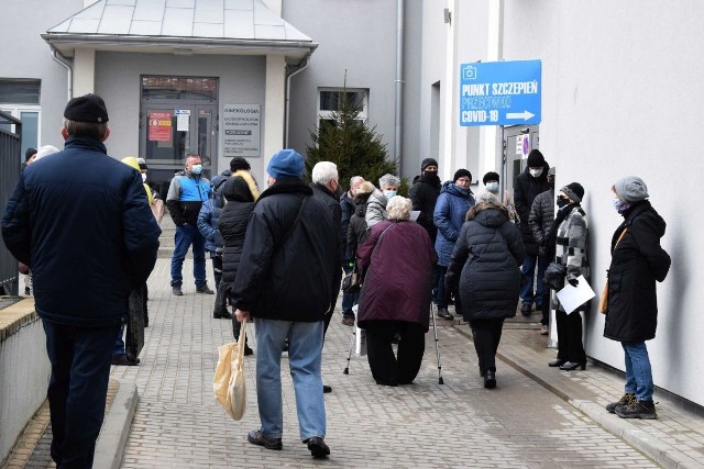 Tak około 11.30 wyglądało szczepienia na Prostej w Kielcach. Władze szpitala zareagowały natychmiast, kolejkę szybko rozładowano.