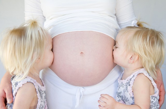 Za okres urlopu macierzyńskiego i rodzicielskiego  przedsiębiorcza mama może pobierać zasiłek macierzyński