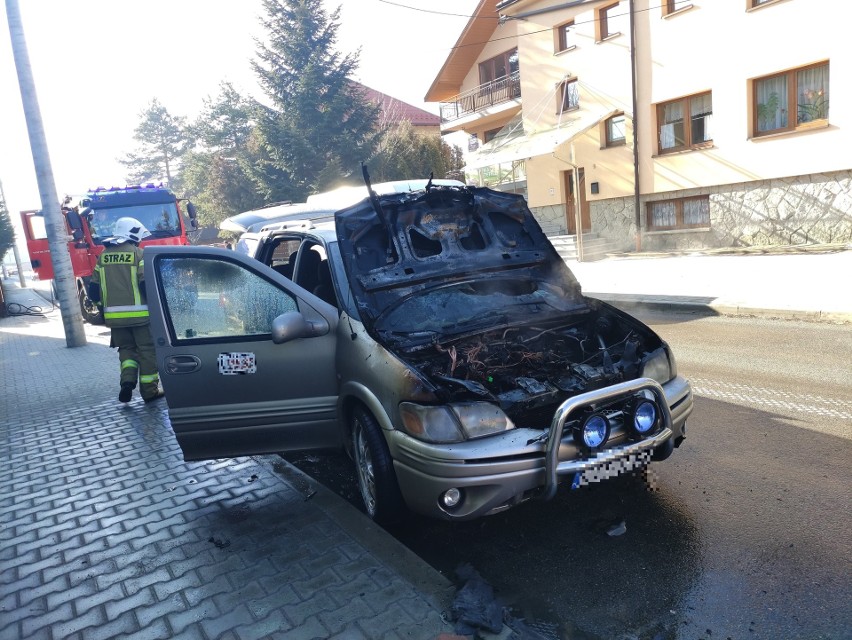 Czarny Dunajec. Taksówka stanęła w ogniu. Samochód został poważnie uszkodzony przez ogień 
