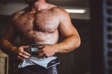 Amerykańscy naukowcy: Penisy mężczyzn są coraz dłuższe. Ale to nie powód do radości. Dlaczego?