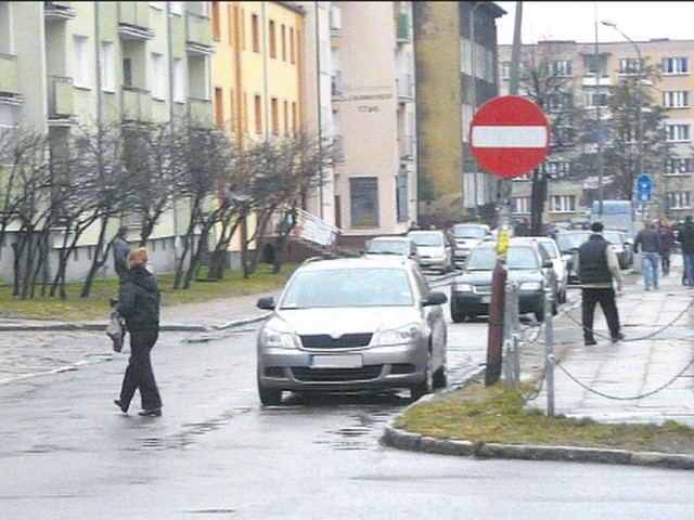 Teraz nie da się w jednym kierunku przejechać całą ulicą Słowackiego.