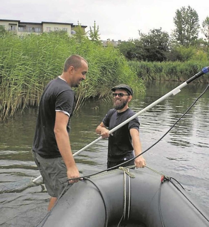 Badacze wypływają pontonem na staw Płaszowski