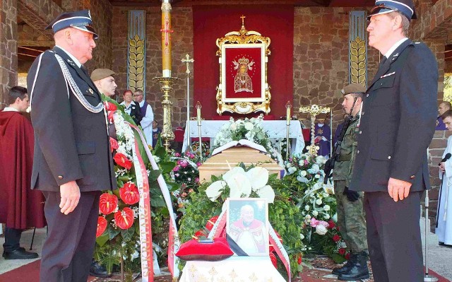 Scena z ubiegłorocznego pogrzebu księdza infułata Czesława Wali