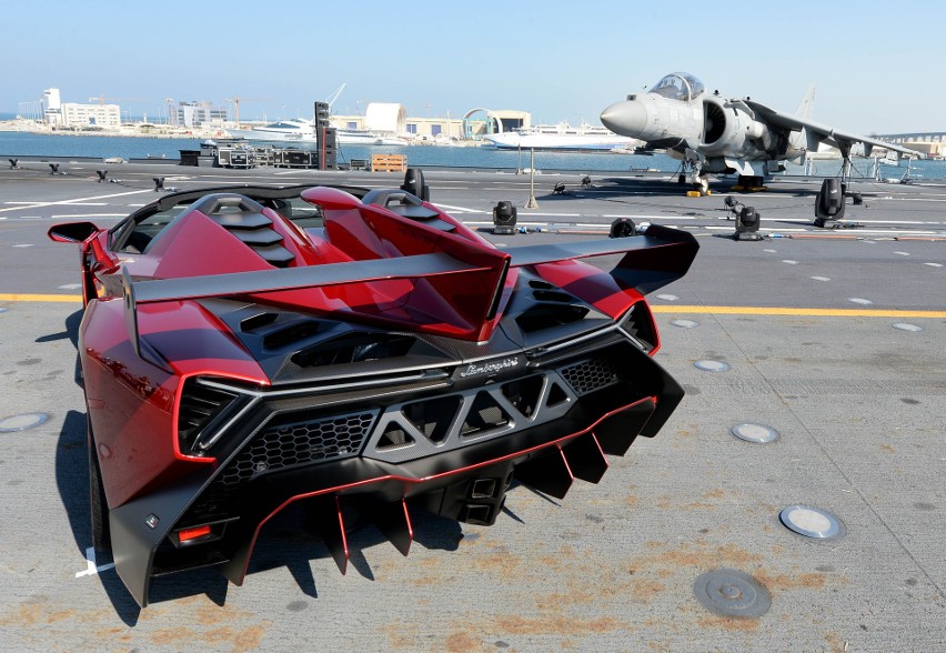 Lamborghini Veneno Roadster - lotniskowiec w Abu Dhabi...