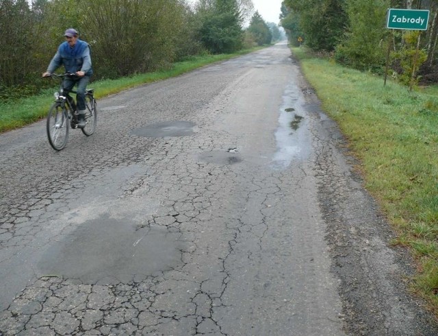 Droga powiatowa w Zabrodach jest w makabrycznym stanie. Powiat włoszczowski, przy pomocy gminy Krasocin i budżetu państwa chce przebudować w przyszłym roku ponad 3-kilometrowy odcinek od Oleszna do Zabród (koszt około 5 milionów złotych).