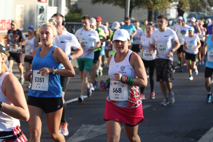 Zdjęcia z maratonu w Poznaniu 2018 - biegacze na pierwszym...