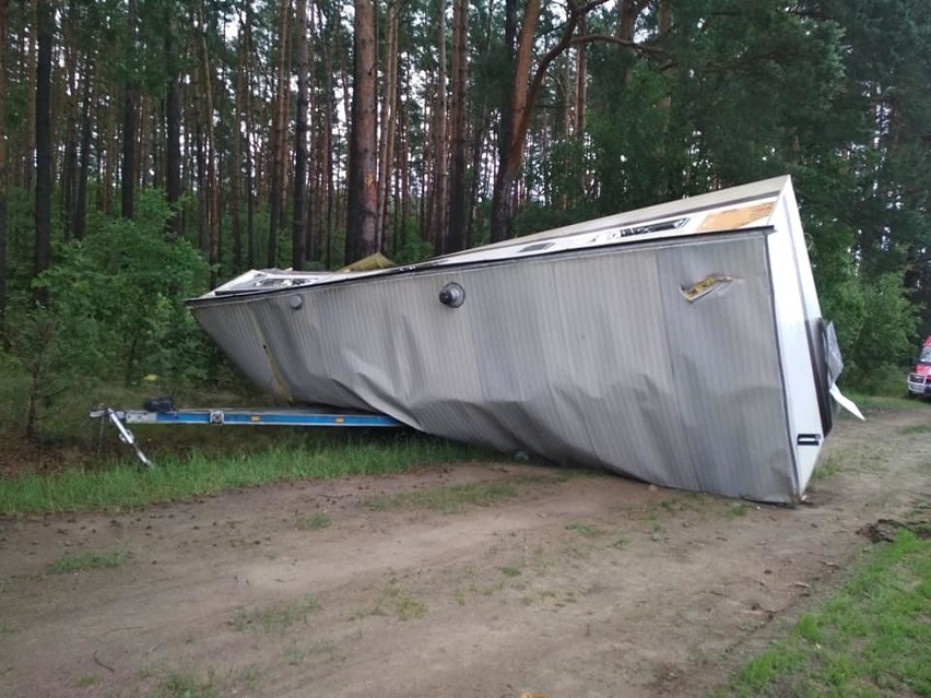 Jagodne Małe. Wiatr wyrwał przyczepę i rzucił ją na drogę (zdjęcia)