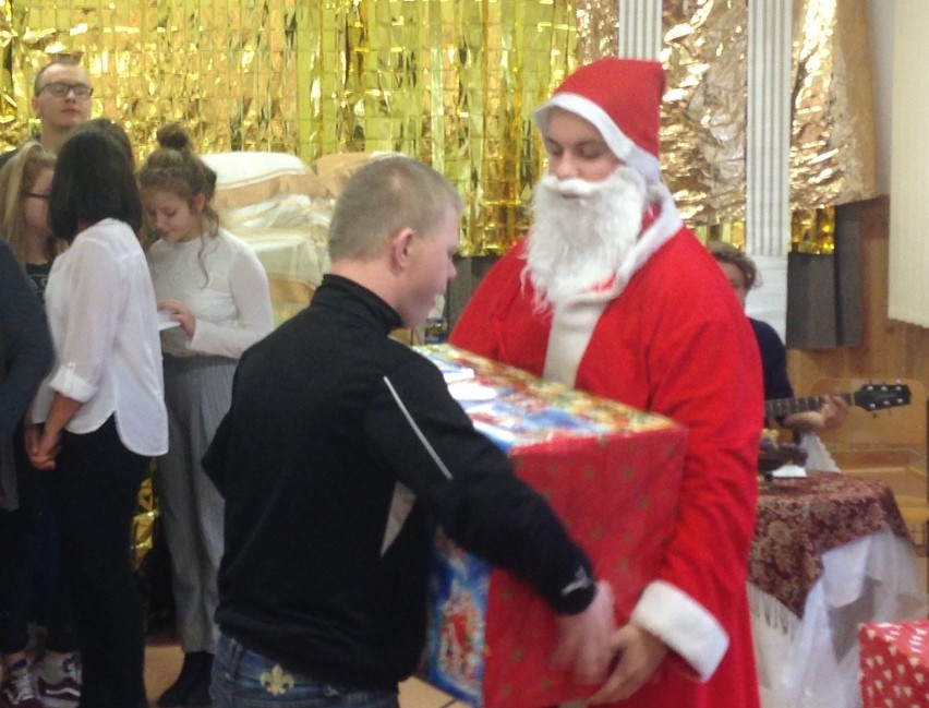 Paczki, kolędy i teatr. Od uczniów dla niepełnosprawnych dzieci 