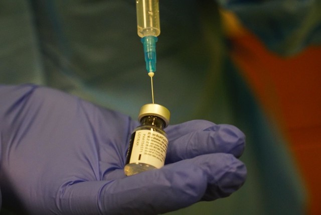 Póki co, Ministerstwo Zdrowia pozwala tylko na szczepienie osób, które muszą przyjąć drugie dawki szczepionki na COVID-19. Wstrzymane jest szczepienie medyków, którzy czekają w kolejce na pierwszą dawkę