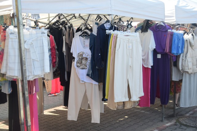 Duży wybór odzieży, butów oferowano we wtorek 20 czerwca na targowisku w Przysusze.