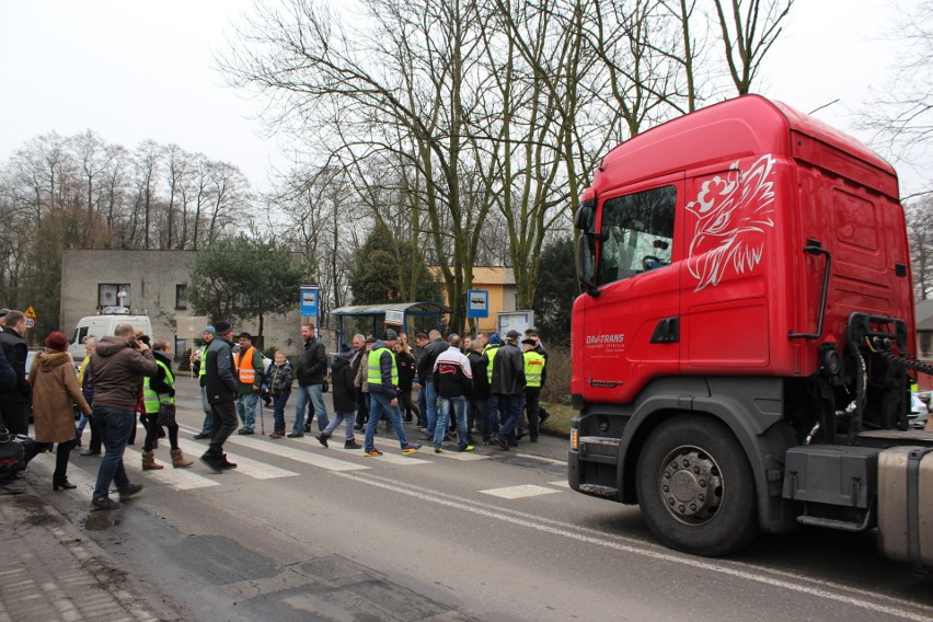 Protest mieszkańców w Kuźni Nieborowskiej. Zablokowali drogę wojewódzką