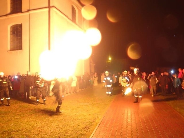 W sobotę w Koprzywnicy podczas procesji rezurekcyjnej w Wielką Sobotę można będzie zobaczyć „bziukaczy”, czyli strażaków wydmuchujących ustami naftę na płonące pochodnie. Zobacz na kolejnych slajdach, jak wygląda to wydarzenie.