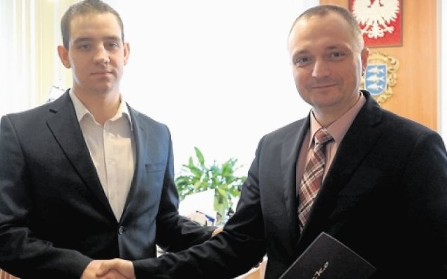 Łukasz Patryk Puła (z lewej) został społecznym doradcą burmistrza Giżycka do spraw przedsięwzięć młodzieżowych