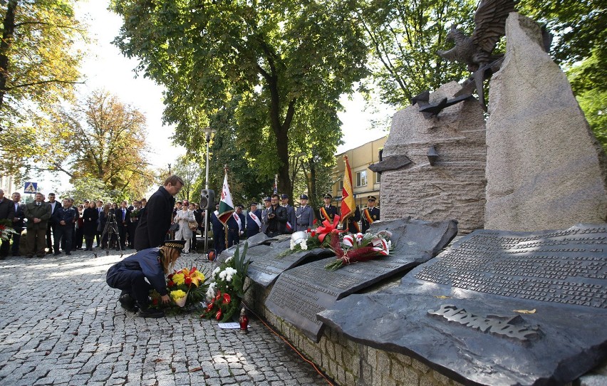 78. rocznica napaści ZSRR na Polskę. Kwiaty pod Pomnikiem Ofiar Komunizmu [FOTO]