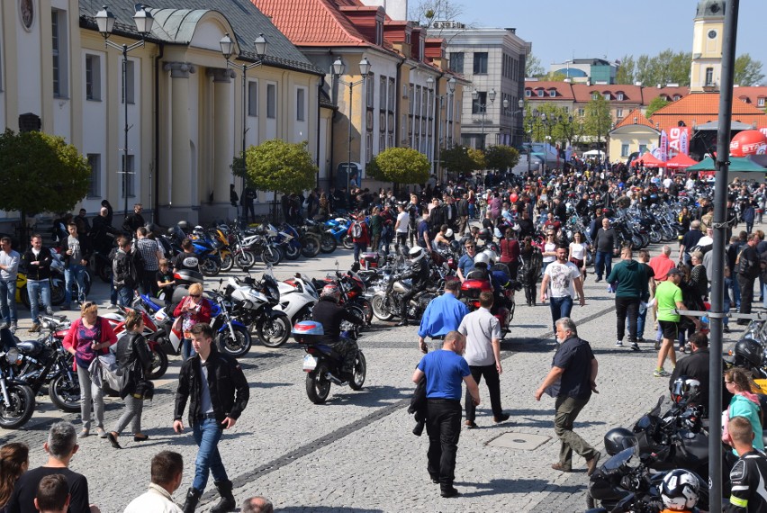 MotoSerce 2018. Motocykliści mali i duzi pojawili się na Rynku Kościuszki. Maszyny podziwiane były przez tłumy białostoczan