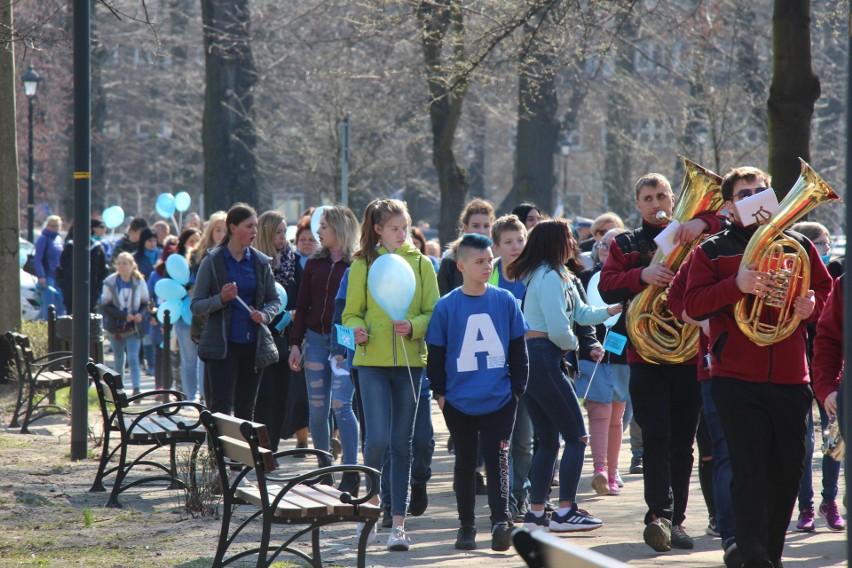 W Niebieskim Marszu w Bytomiu udział wzięło kilkuset uczniów...