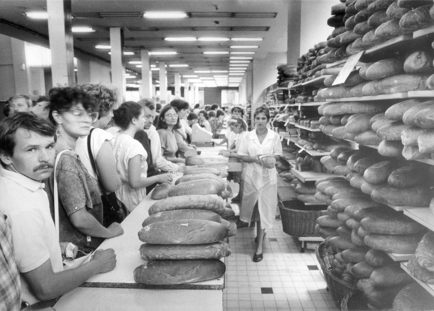 Sierpień 1989 - kolejka po świeży chleb w Feniksie przy...