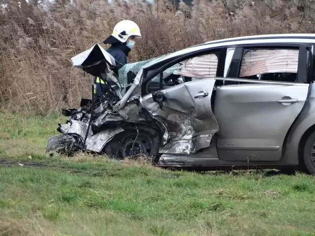 Na drodze Cicha Góra - Sątopy doszło do zderzenia dwóch samochodów osobowych.Przejdź do kolejnego zdjęcia --->