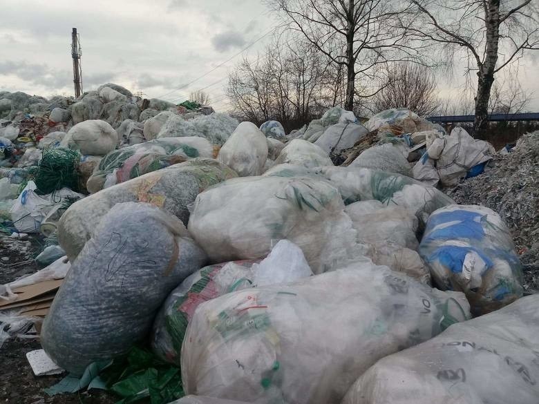 Wadowice. Fabryka nieprawidłowo składuje śmieci. Trwają kontrole, na jaką skalę odbywa się ten proceder