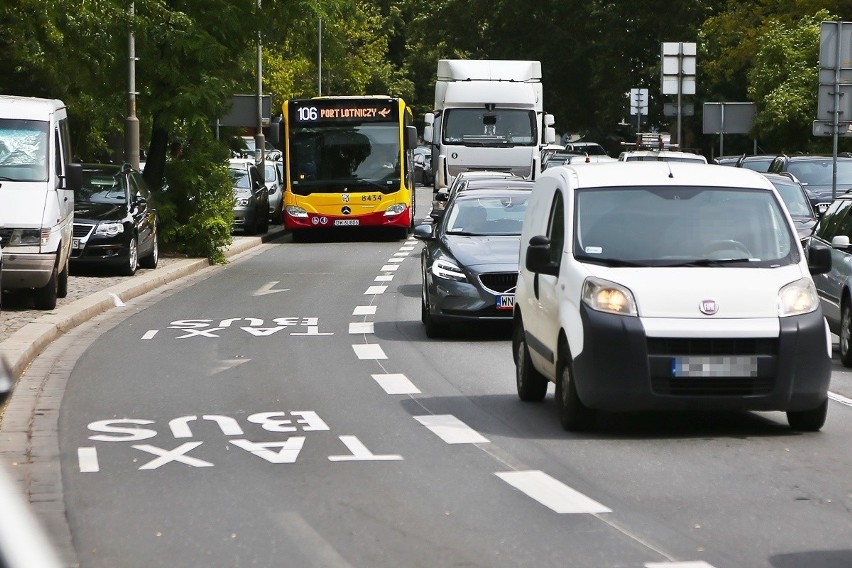 Podwale w korku. Stoją i auta, i autobusy. Po co komu ten buspas?