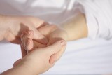 Boli Cię ręka albo nadgarstek? To mogą być objawy poważnego schorzenia! Jakiego dokładnie?