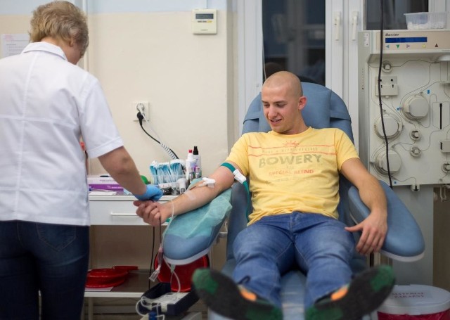 Piłkarze Gryfa Słupsk tuż po zakończeniu rundy jesiennej oddawali krew w stacji krwiodawstwa. Na zdjęciu Łukasz Schulz