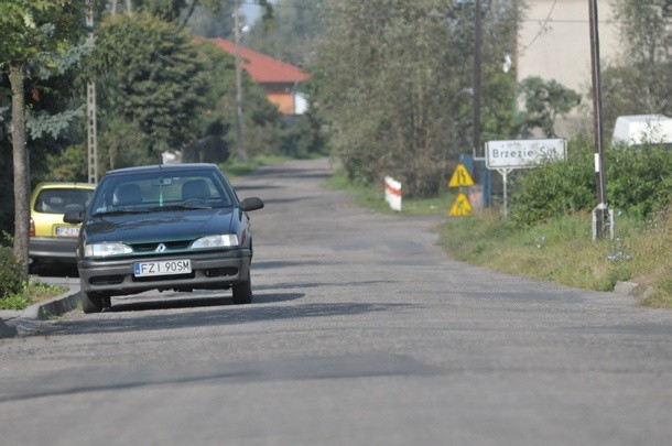 Początek przyszłej schetynówki to istniejąca jeszcze w mieście ul. Wiejska, potem przechodzi ona w prawdziwą drogę wiejską na Brzeziu 