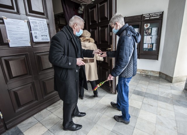 Podczas dzisiejszych Mszy świętych pilnowano, aby do świątyni weszło tylu wiernych, ile przewiduje wyliczony limit. Na zdjęciu kościół w parafii p.w. Ducha Świętego w Koszalinie, przed którym rozdawane są dzisiaj przed każdą Mszą świętą specjalne numerki. Ich liczba jest ograniczona i po ich wyczerpaniu do kościoła na daną Mszę świętą wejść już nie można.