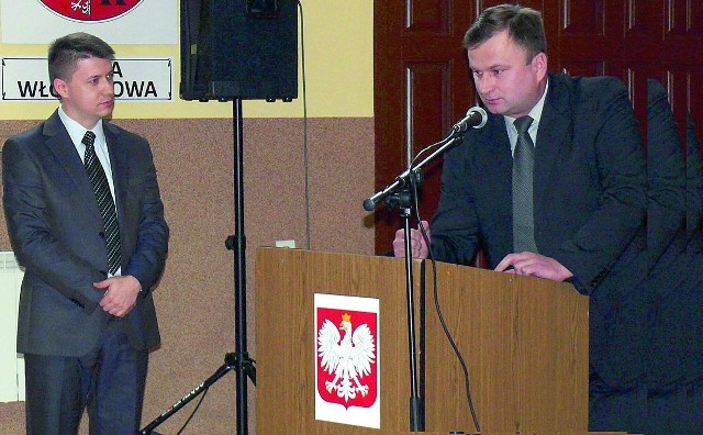 Radny powiatowy Krzysztof Malinowski (z prawej) pytał radnego wojewódzkiego Bartłomieja Dorywalskiego, dlaczego przez rok nie znalazł czasu na uczestnictwo w sesji Rady Powiatu Włoszczowskiego.