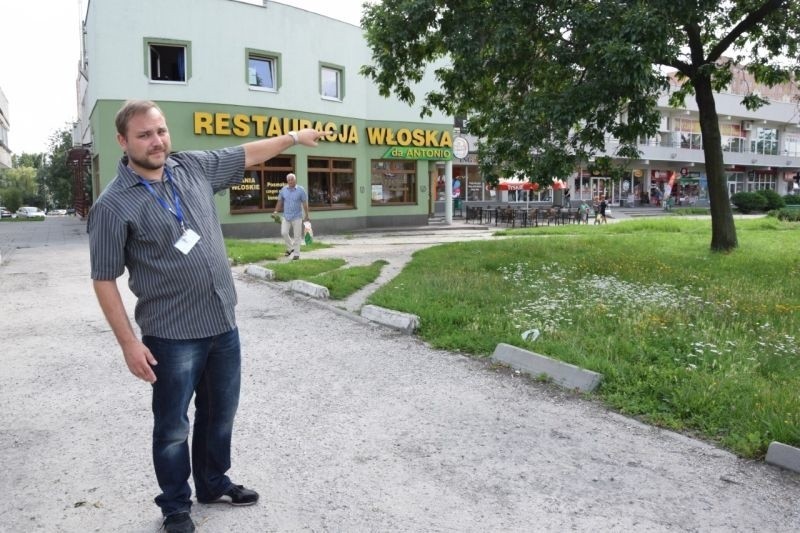 Artur Dylus, pracownik Tesco pokazuje, w którą stronę...