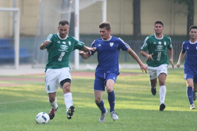W meczu kontrolnym przed sezonem BKS pokonał Okocimskiego Brzesko 4:2. Na zdjęciu Karol Filipek (w niebieskim stroju) i Sergiusz Kostecki (z lewej) 