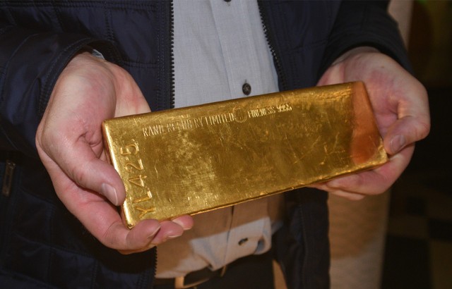 Sztabkę złota o wartości ok. 130 tysięcy złotych znalazło CBA podczas przeszukania na plebanii Katedry Polowej Wojska Polskiego w Warszawie