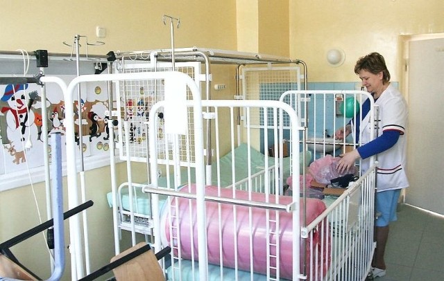Na oddziale trwają przygotowania do przyjęcia młodych pacjentów. Na zdjęciu: pielęgniarka oddziałowa Maria Krużyńska.