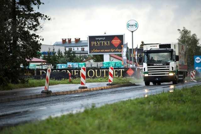 Wczoraj kierowcy przejeżdżający ul. Slowiańską w Koszalinie byli nieco zaskoczeni, że z części jezdni zerwano asfalt. Przynajmniej do listopada będą tu utrudnienia w przejeździe