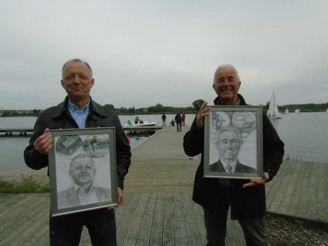 Zbigniew Gołąbiewski (z prawej) i Bohdan Zaleski ze swoimi karykaturami, które dostali w prezencie