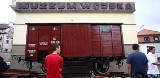 Przy Muzeum Wojska stanął zabytkowy wagon (zdjęcia, wideo)