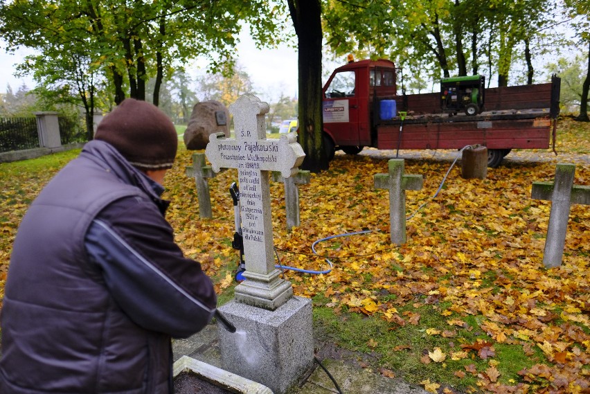 Za sprzątnięcie nagrobka zapłacimy w Toruniu od 20 do 64 zł....