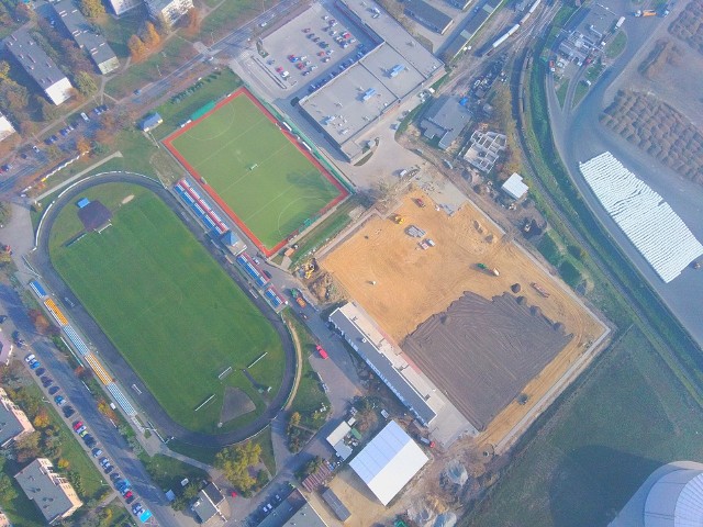 W Środzie Wielkopolskiej powstaje nowy stadion. Co prawda, termin wykonania mija w tym roku i nie uda się go dotrzymać, ale regularnie widać postępy w pracach przy obiekcie. Jest szansa, że do końca roku zostanie zakończona budowa sztucznego oświetlenia, ogrodzenia i zasiania murawy. Wykonane zostało już odpowiednie odwodnienie i nawodnienie pod płytę, ułożono warstwę przepuszczającą oraz wykończono obrzeże płyty z kostki brukowej. Trwa także układanie podłoża pod sektor gości. Zobacz zdjęcia stadionu zrobione z drona ----->