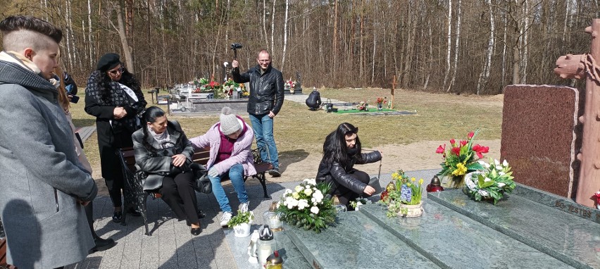 Msza w rocznicę śmierci Krzysztofa Krawczyka. Na cmentarzu w Grotnikach, przy grobie artysty zebrało się mnóstwo osób