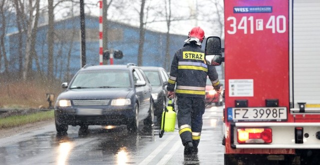 Olej prawdopodobnie wylewał się z cysterny