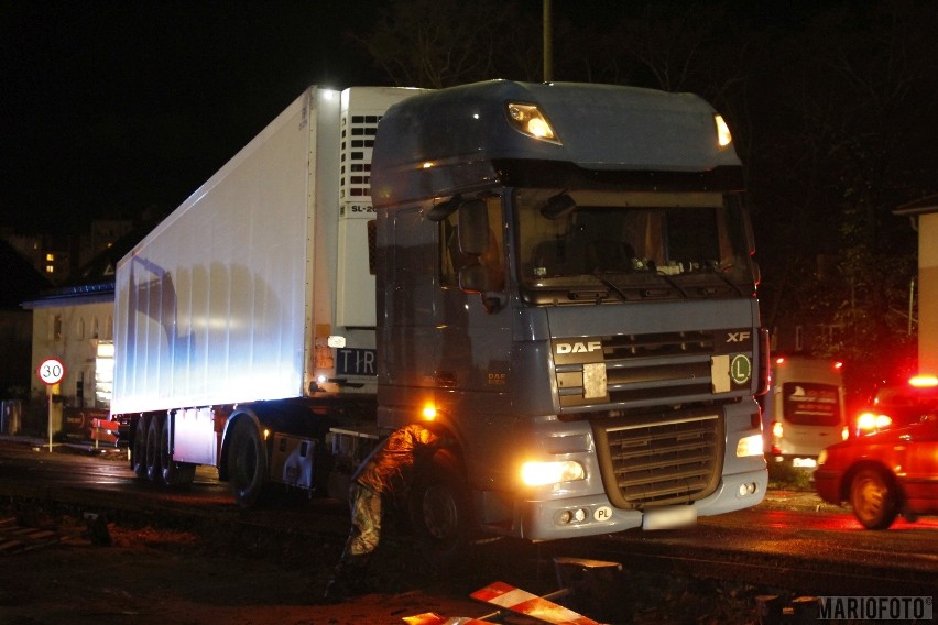 Tir zawisł na dojeździe do kładki na Niemodlińskiej w Opolu.