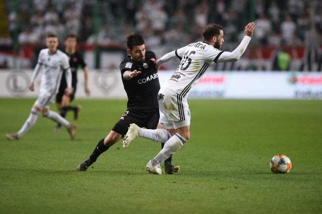 Dużo walki, mało płynnej gry, sporo spektakularnych fauli, niewiele porywających akcji. Mecz Legia - Cracovia (1:0) na pewno był nudny, ale nie był też widowiskiem, który śledziło się z zapartym tchem. Kto błyszczał, a kto zawiódł w szeregach "Pasów"? Byli tacy, którym po meczu trener Michał Probierz mógł z czystym sumieniem pogratulować, ale byli też tacy, którym... A zresztą sami zobaczcie. OCENIAMY CRACOVIĘ - w skali 1-10.